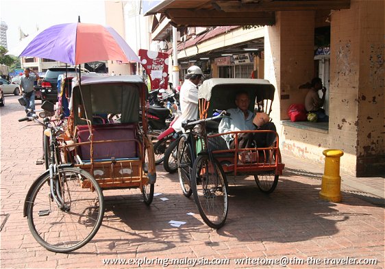 Trishaws in front of Pasar Payang