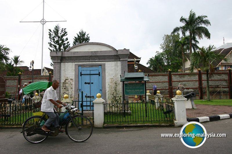 Bank Pitis, Kota Bharu