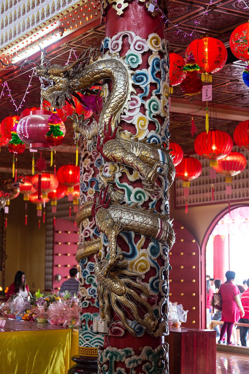 A dragon column at Puu Jih Shih Temple