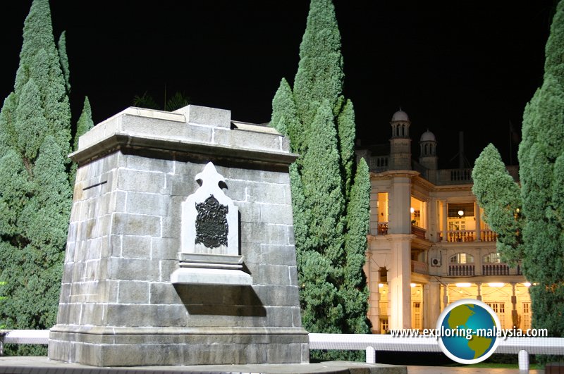 The Ipoh Cenotaph at night