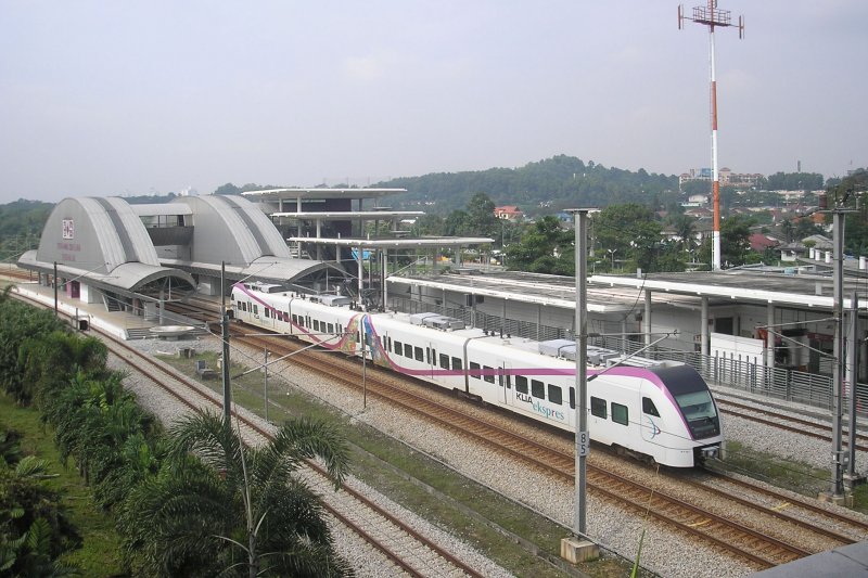 KLIA Ekspres leaving the Bandar Tasik Selatan station