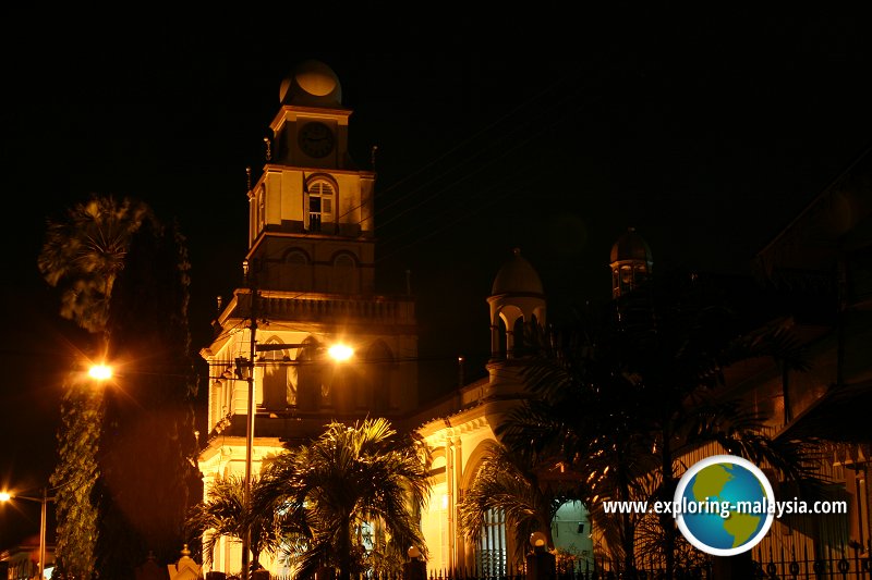 The minaret of Masjid Muhammadi at night