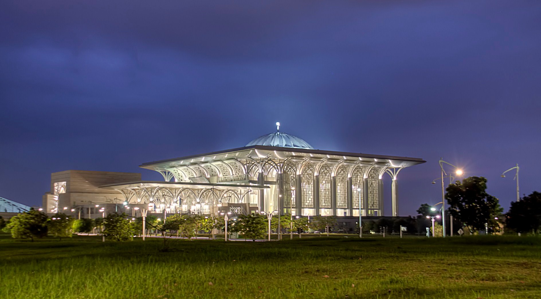 Masjid Tuanku Mizan Zainal Abidin at night