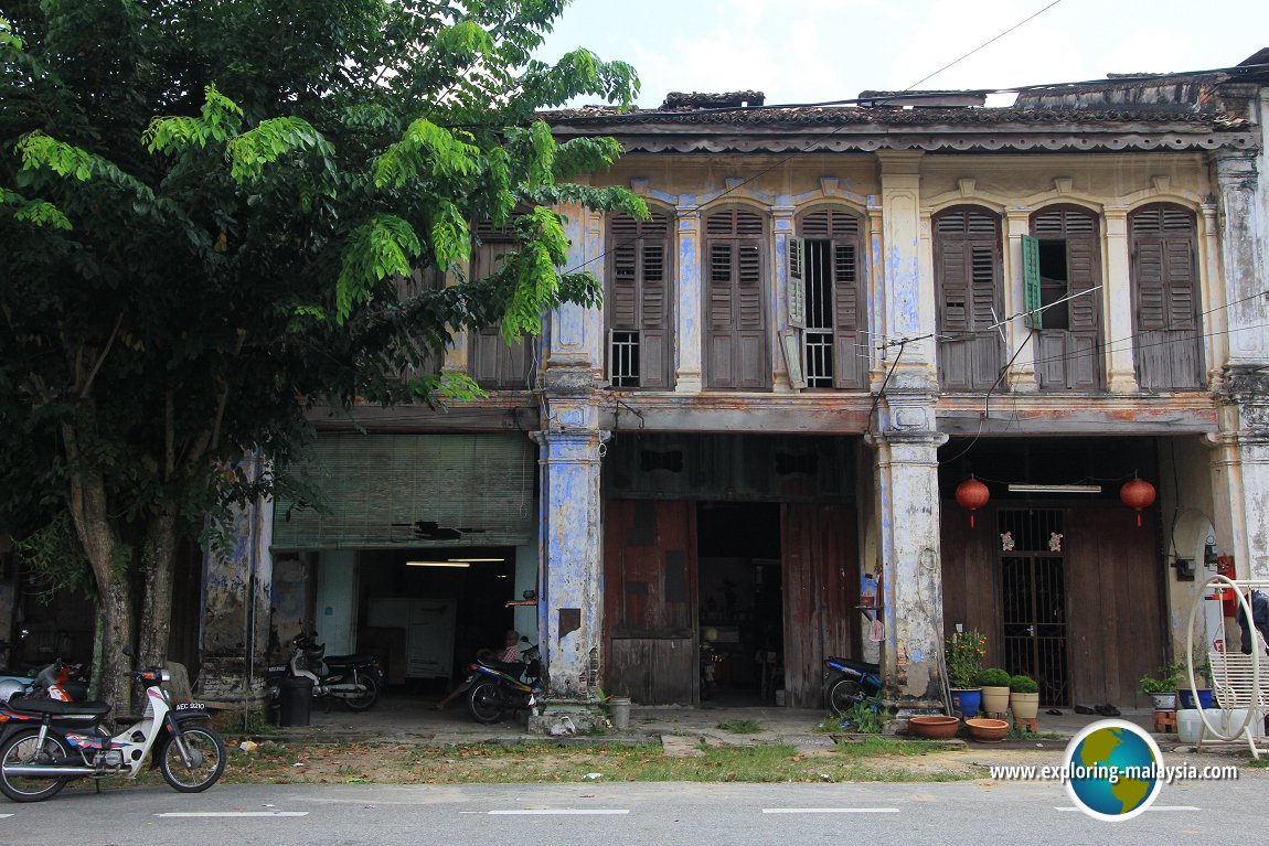 Old shophouses in Papan