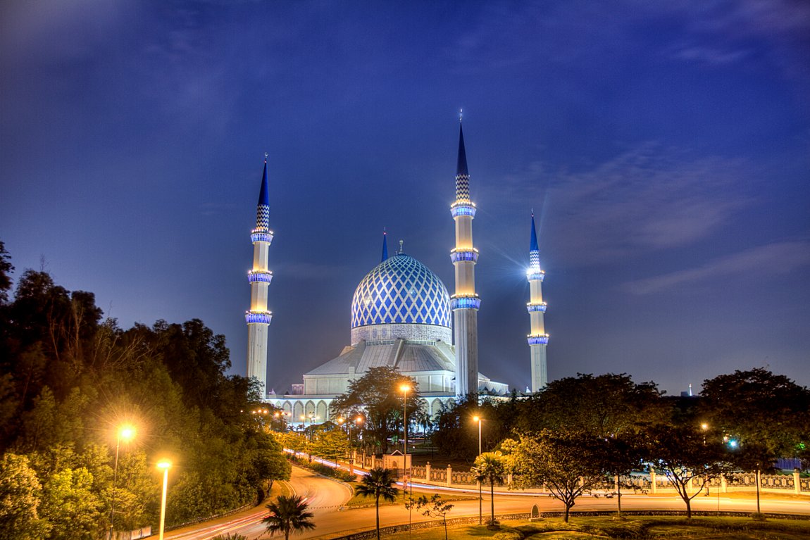 Night view of Sultan Salahuddin Abdul Aziz Shah Mosque in Shah Alam