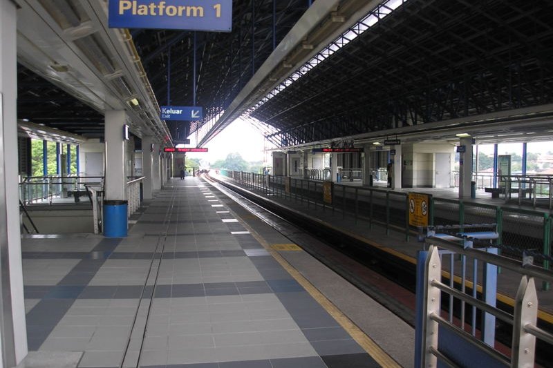 Taman Paramount LRT Station