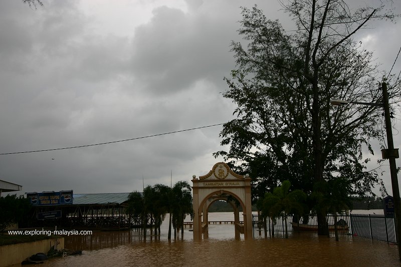 Tambatan Diraja flooded