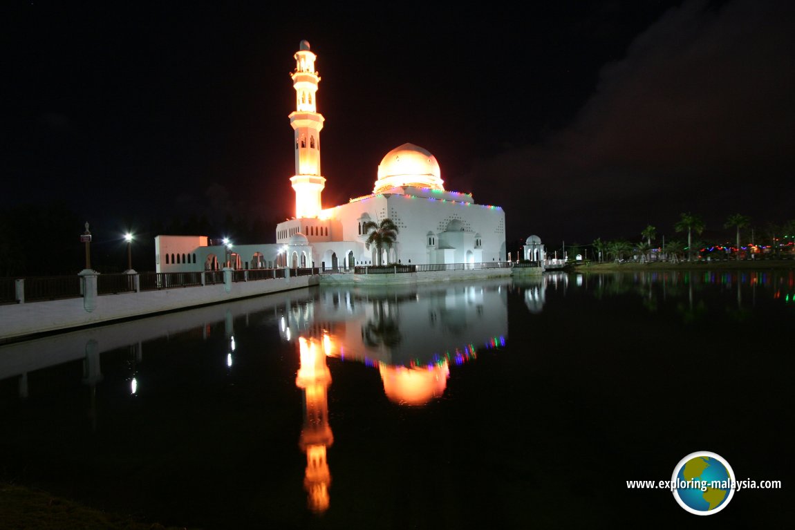 Tengku Tengah Zaharah Mosque at night