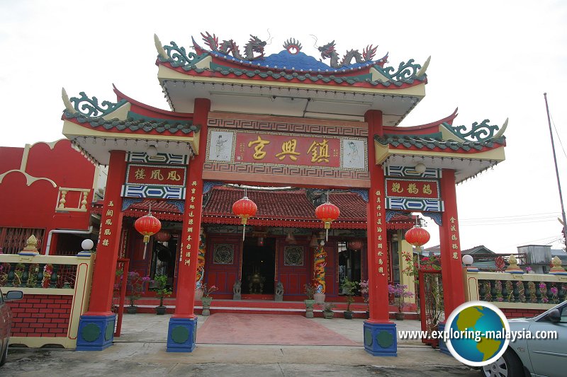 Grand arch of Tin Hin Kong Temple
