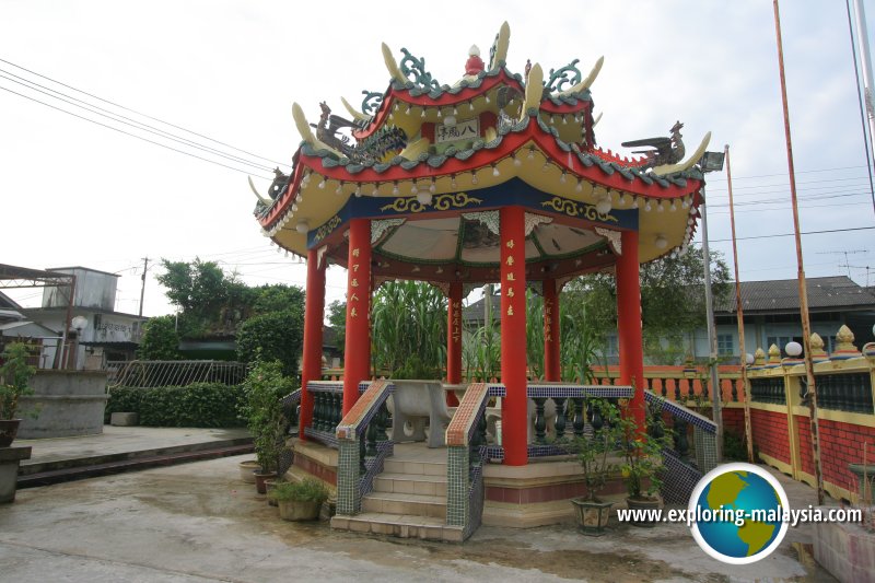 Side pavilion at Tin Hin Kong Temple