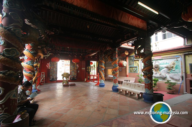 Inner court of Tin Hin Kong Temple
