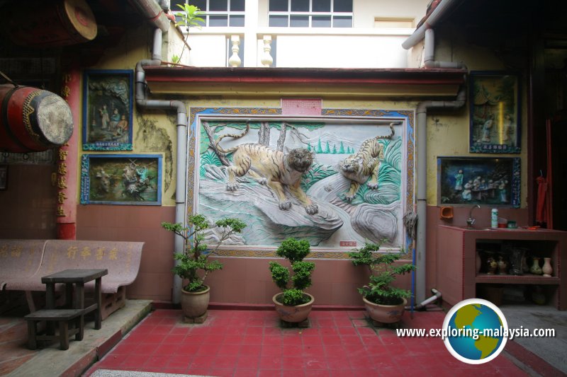 Wall relief of Tin Hin Kong Temple