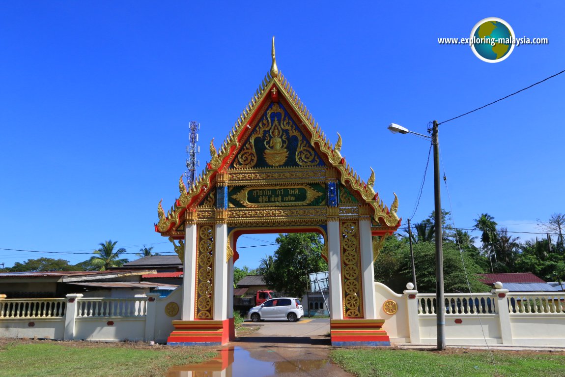 Wat Thamkhiriwong entrance arch