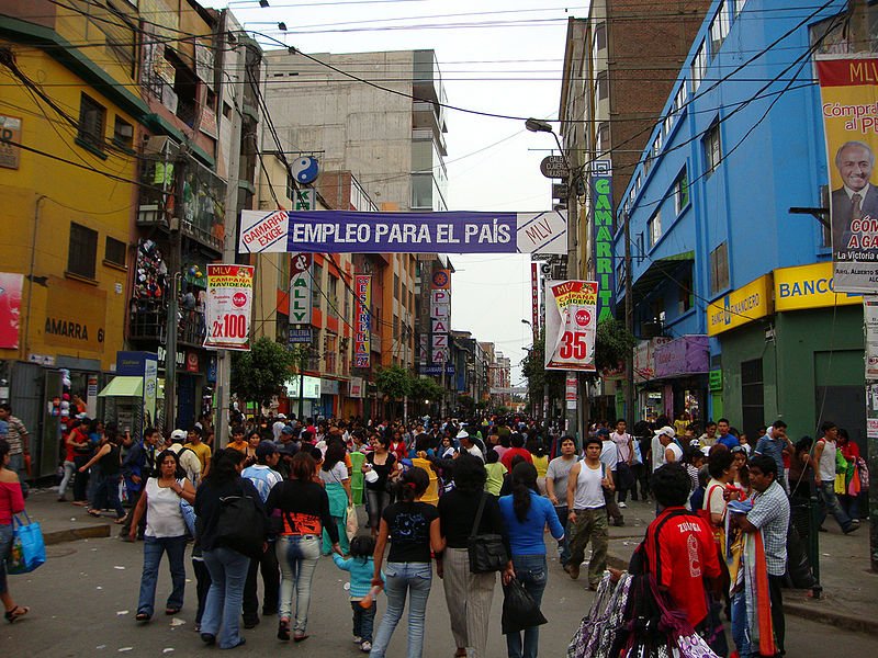 Avenida Agustín Gamarra, a shopping street in Lima