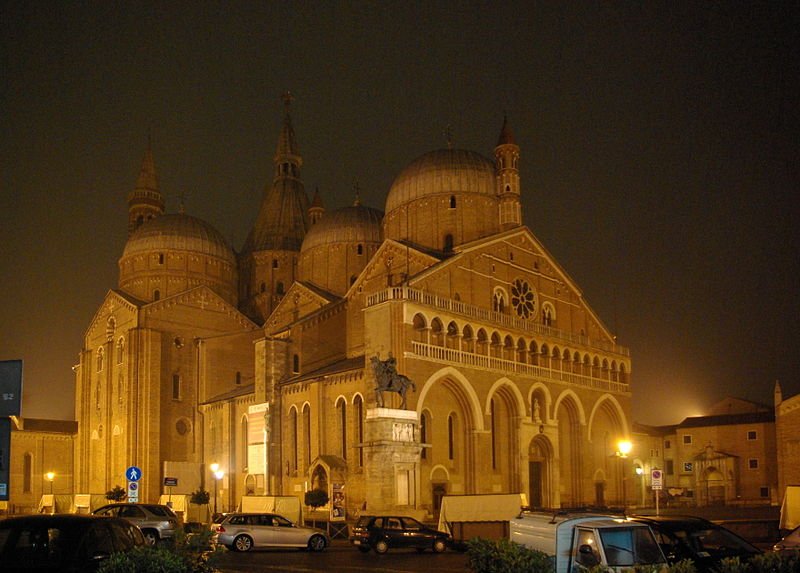 Basilica of Saint Anthony at night