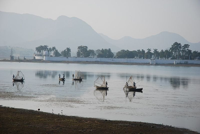 Fishing on Lake Pichola in Udaipur, Rajastan