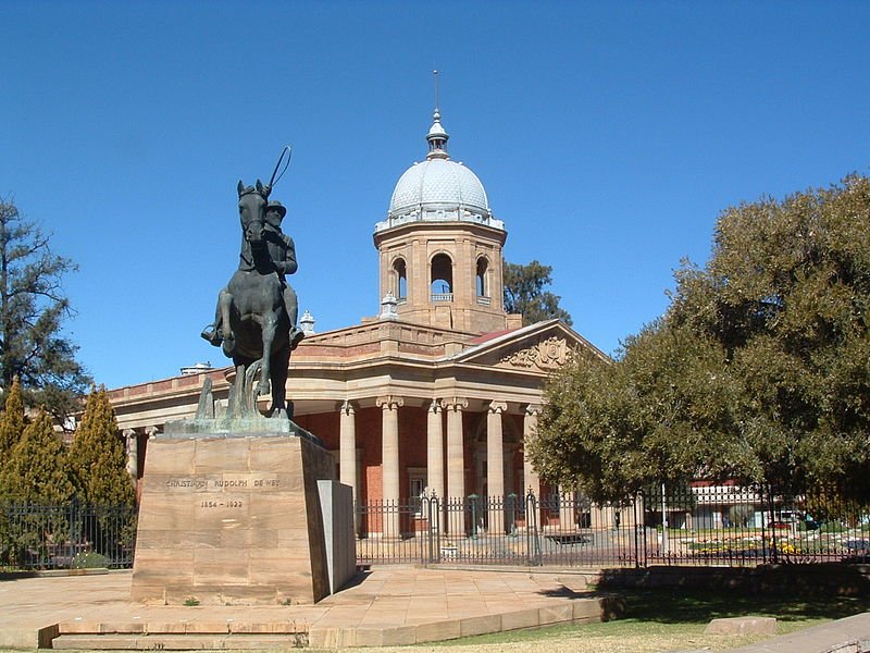 The Fourth Raadsaal (Free State's provincial legislature) and Monument to Christiaan de Wet, Bloemfontein