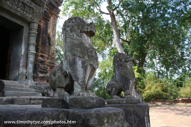 Guardion lions at Preah Ko