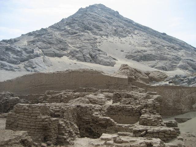 Huaca de la Luna (Pyramid of the Moon), with Cerro Blanco in the background