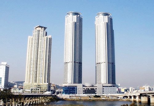 Twin skyscrapers of the Iaan Taewha River Exodium, Ulsan