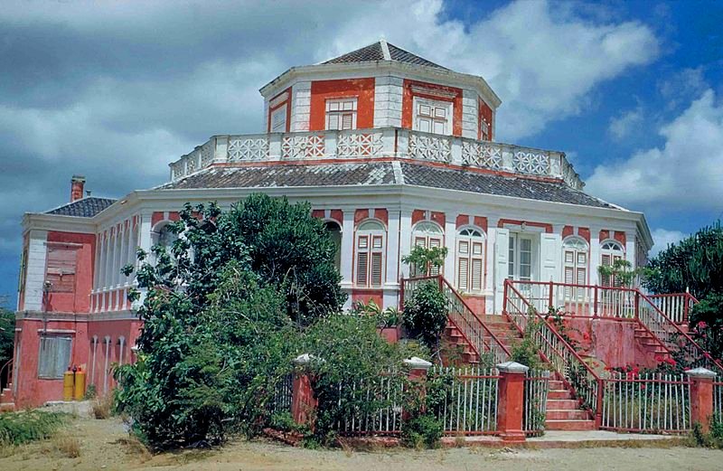 Building called Landhuis Groot Davelaar in Curaçao