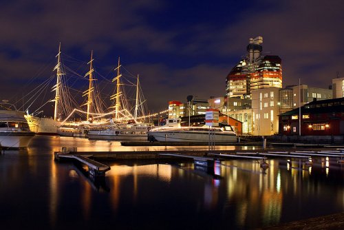 Lilla Bommen marina with the Skanskaskrapan building on the right