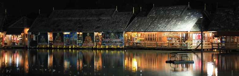 Pattaya Floating Market at night