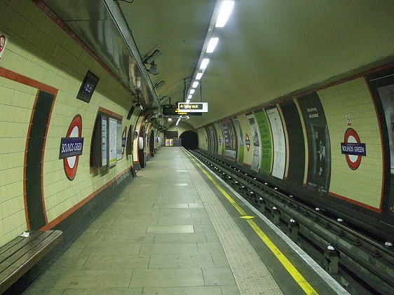 Platform level at Bounds Green Tube Station
