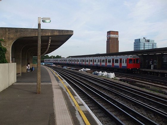 Platform level at Chiswick Park Tube Station