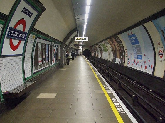 Platform level at Colliers Wood Tube Station