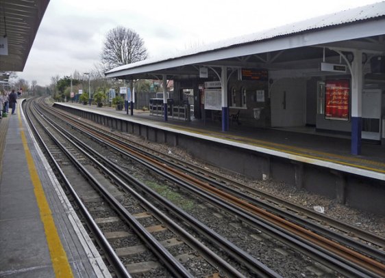 Platform level at Kew Gardens Tube Station