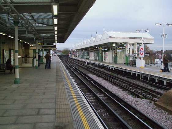 Platform level at Putney Bridge Tube Station
