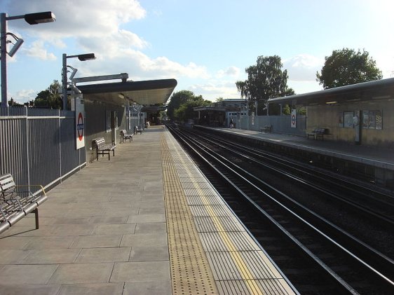 Platform level at Ruislip Manor Tube Station