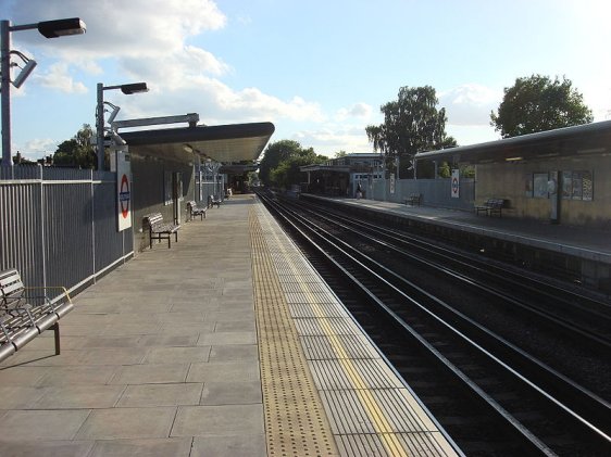 Platform level at Ruislip Manor Tube Station