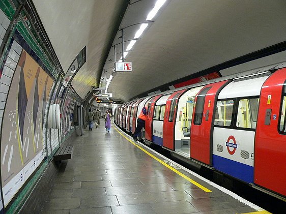 Platform level, South Wimbledon Tube Station