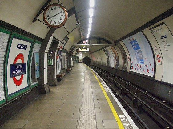 Platform level, Tooting Broadway Tube Station