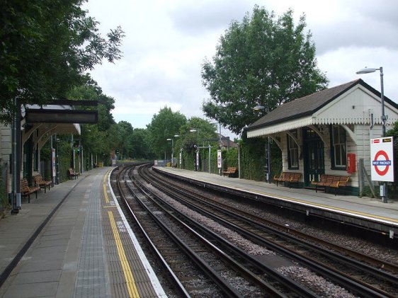 Platform level, West Finchley Tube Station
