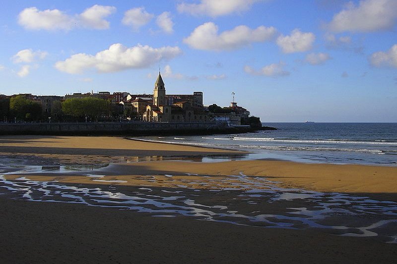 Playa San Lorenzo in Gijon, Asturias