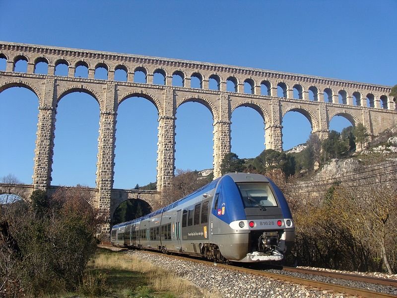 Train passing under the Roquefavour Aqueduct