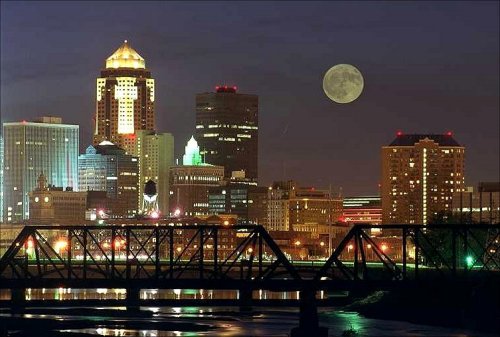 Des Moines at night