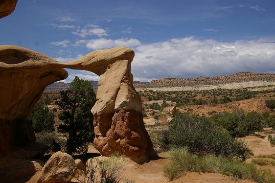 Metate Arch and Straight Cliffs in Devils Garden