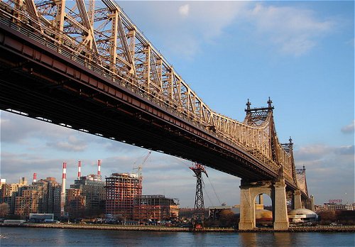 Queensboro Bridge heading over Roosevelt Island towards Queens