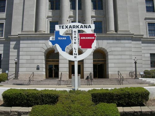 Texarkana border marker in front of the courthouse