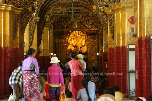 Pilgrims approaching the Mahamuni Buddha