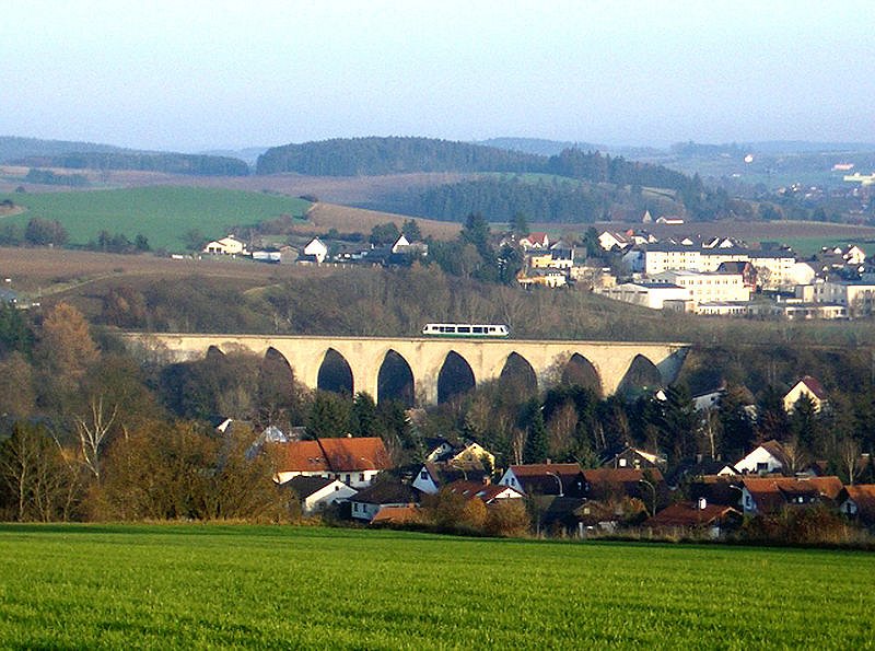 Unterkotzauer Brücke, Hof