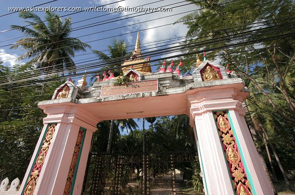 Entrance to Vat Phonsay, Vientiane