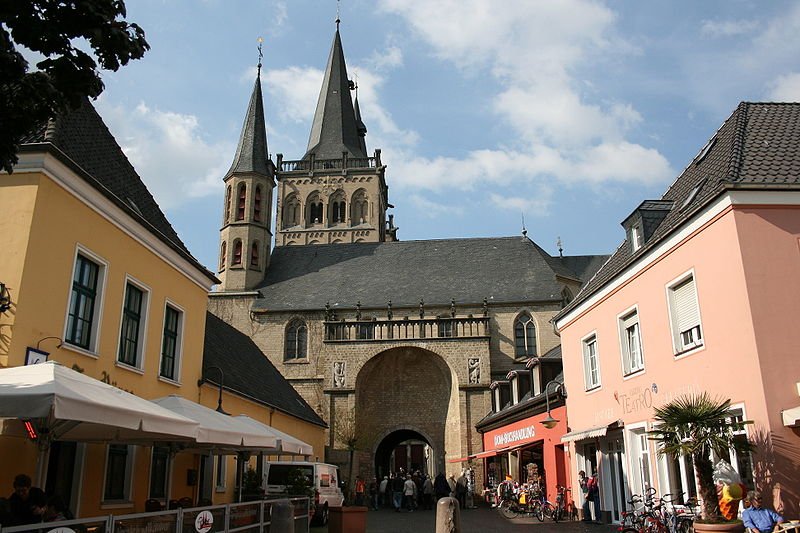 Xanten market square with its cathedral