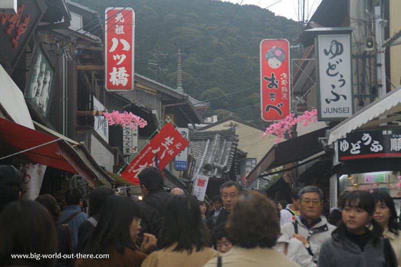 Shops in Higashiyama, leading towards Kiyomizu-dera Temple