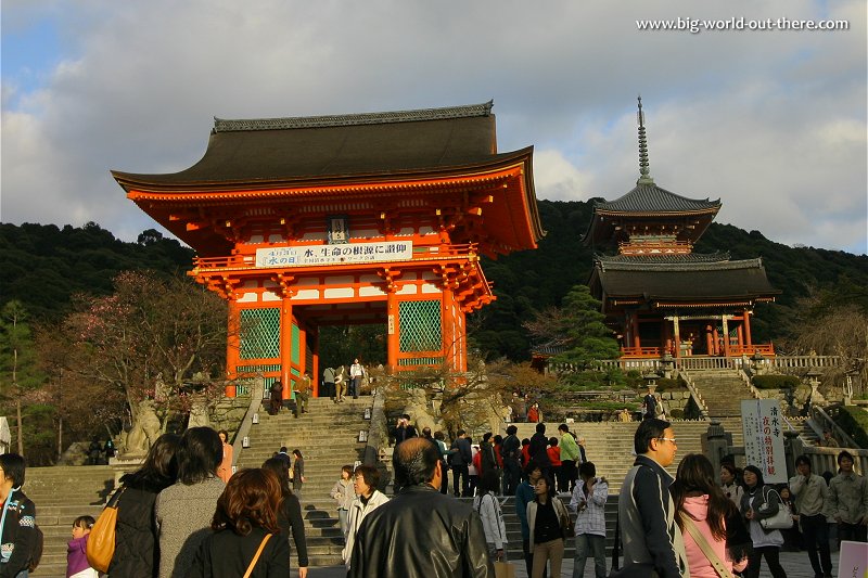Gate and towers of Kiyomizu-dera Temple, Kyoto