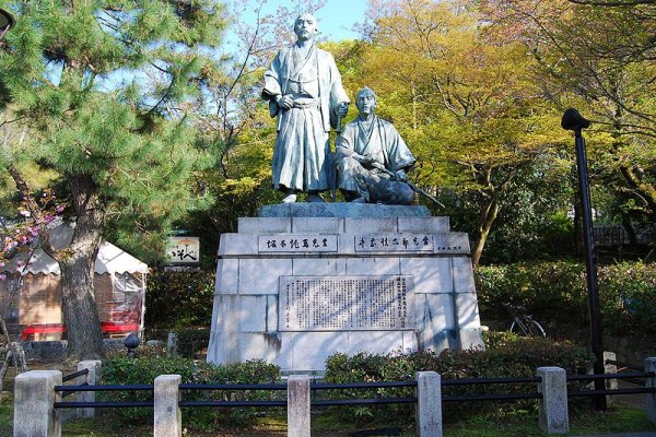 Statues of Sakamoto Ryoma and Nakaoka Shintaro in Maruyama Park, Kyoto